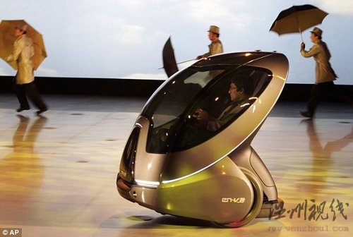 太空時(shí)代微型汽車：與車輛“通話”避免碰撞\"