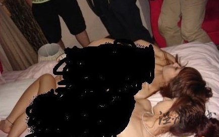 閆鳳姣再曝不穿衣服的照片另一裸女現(xiàn)身已被節(jié)目封殺(圖)