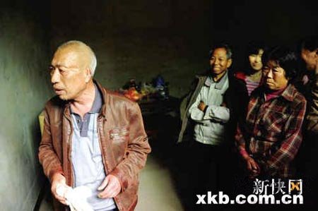 趙作海在姐姐家里,聽了大家的意見,很是糾結。