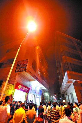 男子砍完人后，走上3樓跳樓自殺。