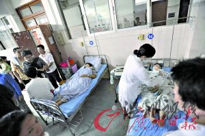 受傷者被送到官窯醫院救治。記者何波攝