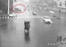 騎車男子信河街被撞騰空2米 肇事奔馳轎車逃逸