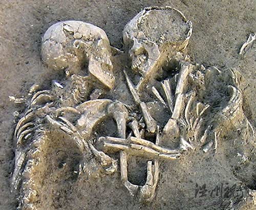 一對(duì)情侶遺骸緊緊抱在一起。