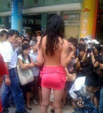 高房價時代逼出的行為藝術