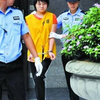 可惡的女孩殺害父母分尸 受審時法庭上翻供求生