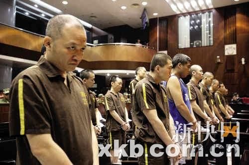廣東近年最兇殘涉黑團(tuán)伙受審 主犯庭上露兇光(圖)