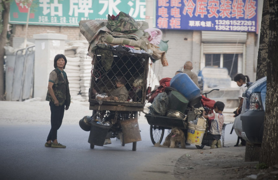 <b>北京現(xiàn)八口流浪家庭 幼童與狗同籠</b>