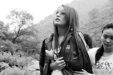村民持樹枝驅(qū)趕拍寫真裸女 稱丟人現(xiàn)眼(組圖)