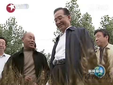 視頻:溫家寶在河南考察 親自駕駛拖拉機耕種