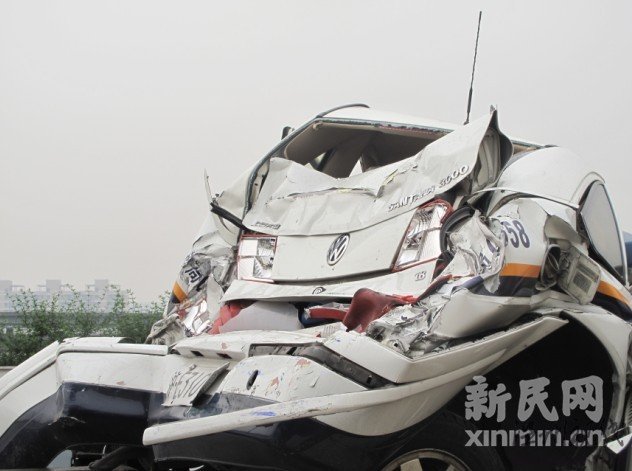 圖為被撞得完全變形的警車。