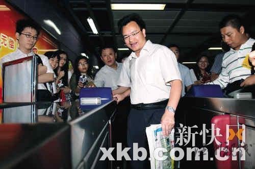 昨日，萬慶良市長乘坐地鐵刷卡出站上班。新快報記者寧彪/攝 