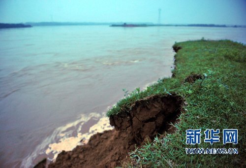 6月22日在江西撫州市拍攝的唱?jiǎng)P堤決口。6月21日傍晚，江西省撫州市唱?jiǎng)P堤發(fā)生決口，威脅下游臨川區(qū)湖南、羅湖、唱?jiǎng)P、羅針和云山等5個(gè)鄉(xiāng)鎮(zhèn)14.5萬(wàn)人口、京福高速公路、316國(guó)道以及12萬(wàn)畝糧田的安全。江西省委、省政府主要領(lǐng)導(dǎo)獲悉后，立即對(duì)搶險(xiǎn)工作作出部署，要求迅速轉(zhuǎn)移群眾，不惜一切代價(jià)，保護(hù)人民生命財(cái)產(chǎn)安全。目前，撫州市、臨川區(qū)已經(jīng)在組織人員轉(zhuǎn)移。駐贛部隊(duì)和武警、消防官兵正在緊急救援。新華社記者章武 攝