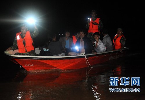 6月22日，南昌市消防支隊(duì)官兵在江西撫州市羅針鎮(zhèn)胡溪萬(wàn)家村轉(zhuǎn)移被困村民。新華社記者周科 攝