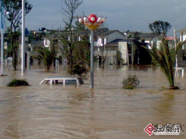 快訊：云南網記者趕到馬龍縣 被困城邊無法進入(組圖)