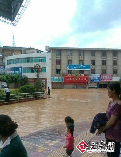 云南馬龍縣出現水庫漫壩縣城被水淹