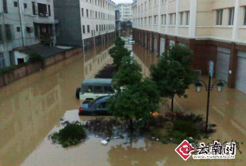 云南馬龍縣出現水庫漫壩縣城被水淹
