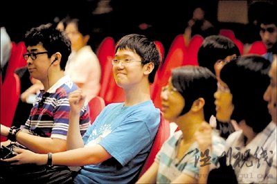 北京市理科狀元李泰伯信心十足地和其他考生一起在等候區(qū)等待面試