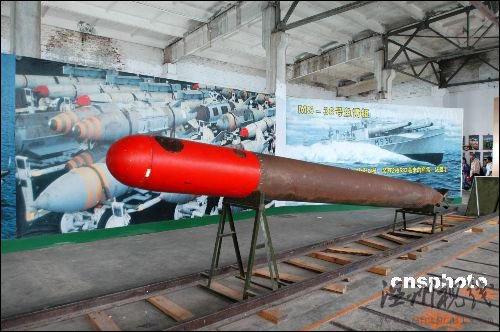 原中國魚雷發射試驗基地建造在青海湖南岸，因其在青藏公路151公里處，又被稱為151基地。其在完成了它的歷史使命之后，才被掀開神秘的面紗，被世人得知?，F保留一部分原有的生產車間、實驗區和魚雷、電臺等實物供游人參觀。中新社發 李全舉 攝