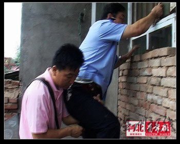 男子因矛盾劫持前妻 女兒哭求狙擊手別開槍