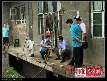 男子因矛盾劫持前妻 女兒哭求狙擊手別開槍