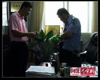 男子因矛盾劫持前妻 女兒哭求狙擊手別開槍