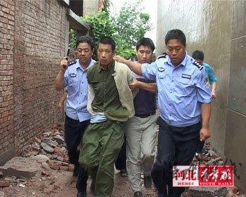 男子因矛盾劫持前妻 女兒哭求狙擊手別開槍