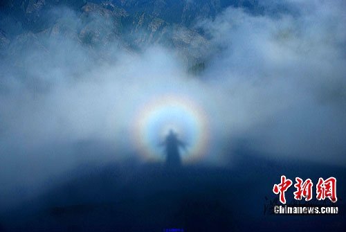 組圖：新疆天山天池出現罕見佛光奇觀