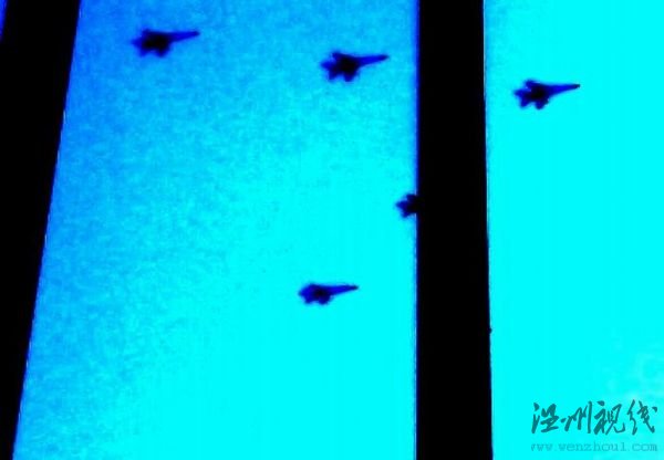 網(wǎng)友發(fā)出的被稱為“青島上空多架戰(zhàn)機飛過”的照片