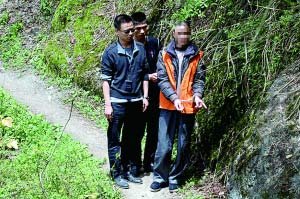 張華在指認現場 酉陽縣檢察院供圖