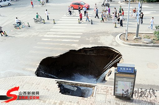 山西省人民醫(yī)院前地面塌陷致門診樓側(cè)塌(組圖)