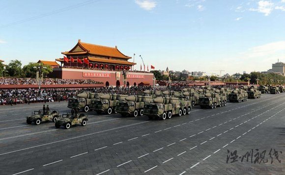 東風-21丙常規(guī)導彈方隊通過天安門廣場