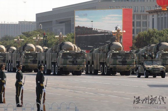 東風-21丙常規(guī)導彈方隊通過天安門廣場。