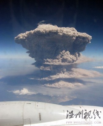 飛機上乘客4萬英尺高空拍到火山噴發壯麗景象