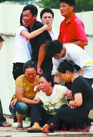 男童游泳被沖走同伴害怕將其衣服藏在樹林