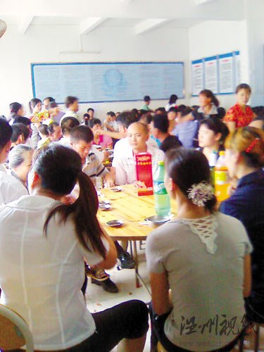 干部在政府大院為兒擺婚宴部分辦公室擺桌設(shè)席