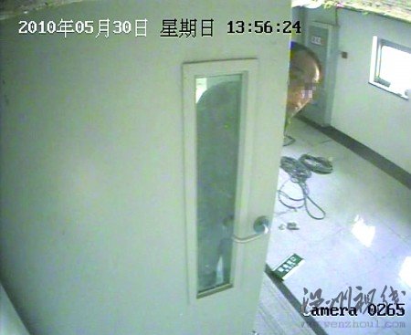裝修工偷攝像頭反被拍現(xiàn)行(組圖)