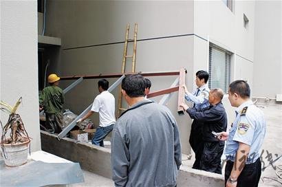 強壯男子打倒負責強拆執法城管隊員