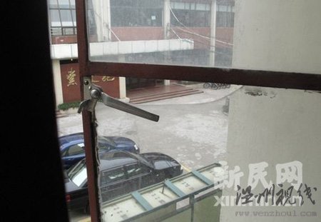 青年因情感糾紛在大學(xué)內(nèi)割腕(組圖)