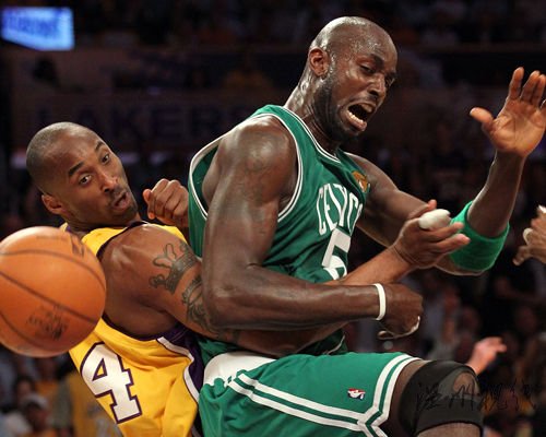 加內特科比奮力爭搶球權 KG遭撞擊表情痛苦(圖)