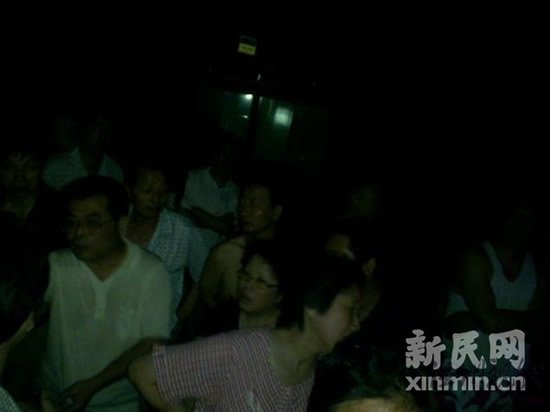 男子持刀劫持女子與警方僵持2小時(shí)墜樓