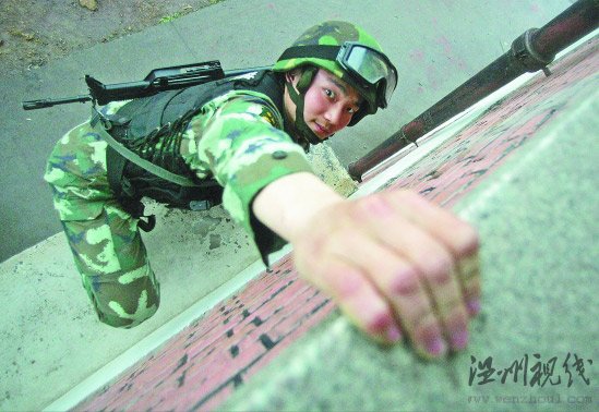 浙江反恐特勤隊(duì)隊(duì)員5秒徒手上3樓爬繩快過(guò)電梯