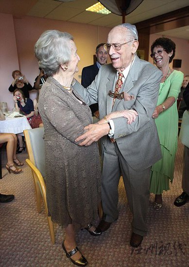 97歲新郎迎娶87歲新娘成英最老新婚夫婦(組圖)