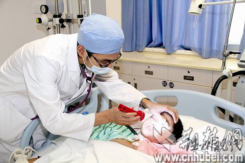 男童連續(xù)訓(xùn)練3小時中暑昏迷近1月至今未醒(圖)