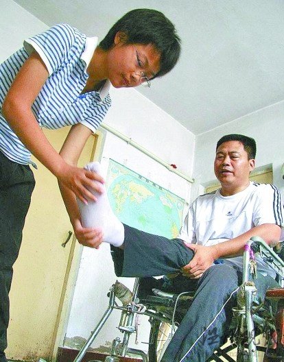 高位截癱父親床上設(shè)課堂教出兩大學生女兒(圖)