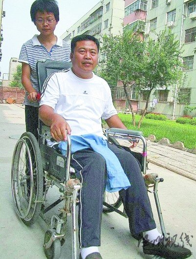 高位截癱父親床上設(shè)課堂教出兩大學生女兒(圖)