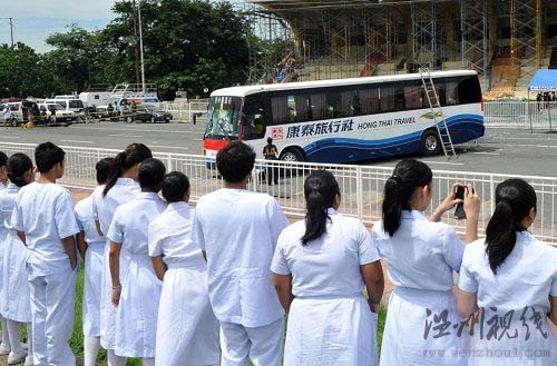 8月24日下午，一群菲律賓女學(xué)生在事發(fā)現(xiàn)場以曾被劫持的香港旅游大巴為背景合影留念。事發(fā)地是馬尼拉最重要的廣場，包括總統(tǒng)就職儀式和國慶日集會都在這個廣場舉行，附近還有美國大使館和馬尼拉飯店等知名建筑。