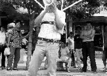 河南信陽刑滿釋放男子戴腳鐐街頭普法