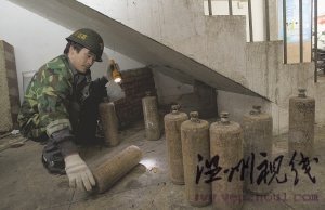 一名工作人員在清點水銀罐