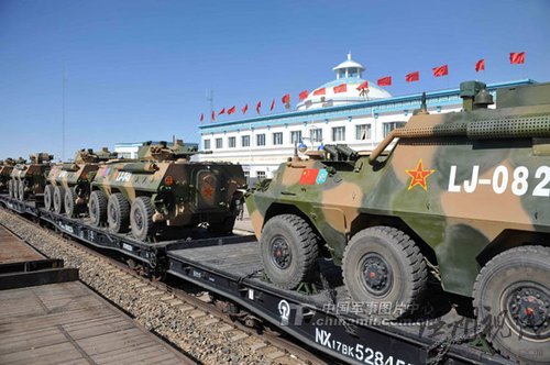參加上海合作組織成員國(guó)“和平使命2010”聯(lián)合反恐軍事演習(xí)的中方陸軍戰(zhàn)斗群第一梯隊(duì)，8月31日從北京軍區(qū)某合同戰(zhàn)術(shù)訓(xùn)練基地啟程，前往位于哈薩克斯坦南部的演習(xí)地域。中國(guó)軍事圖片中心 記者 李靖 攝影報(bào)道