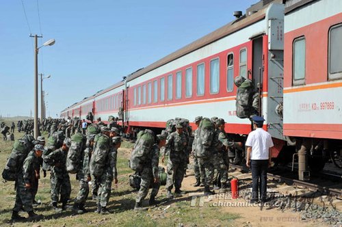 參演部隊(duì)在內(nèi)蒙古自治區(qū)朱日和火車(chē)站登車(chē)待發(fā)。